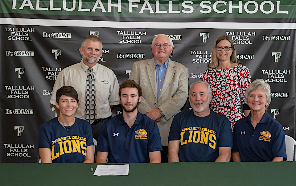 05072019 Marshall Williams signs-10