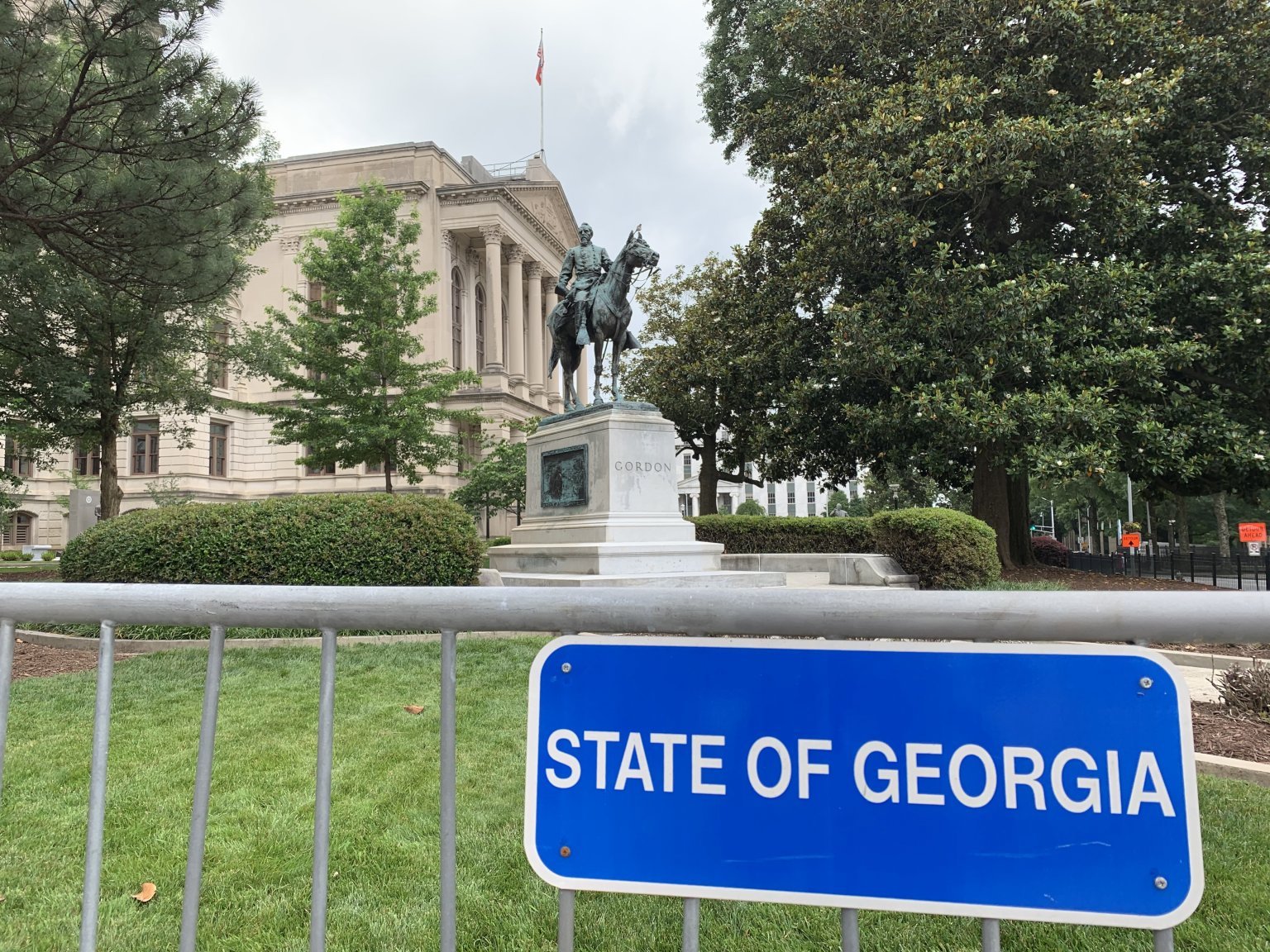 gordon-behind-barricade-1536x1152