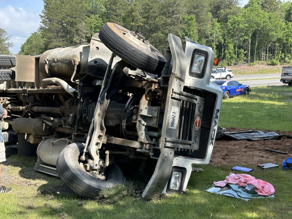 Driver injured when dump truck overturns - Now Georgia