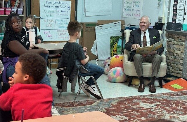 Gov. Nathan Deal reading to students4