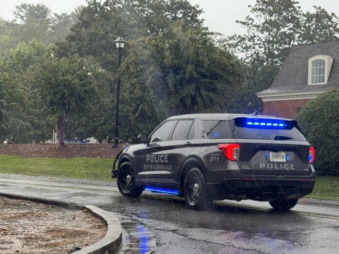 Clarkesville patrol vehicle blocks traffic from downed tree limb