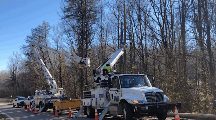 crews-reset-power-poles-in-White-County