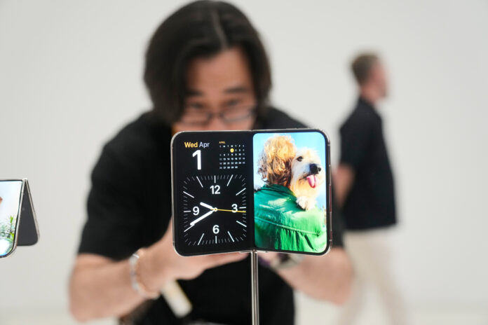 APTOPIX Apple iPhone