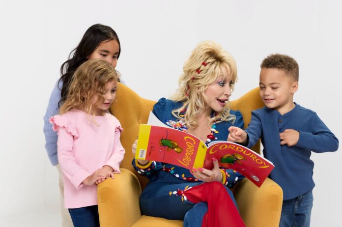 Dolly reading to kids