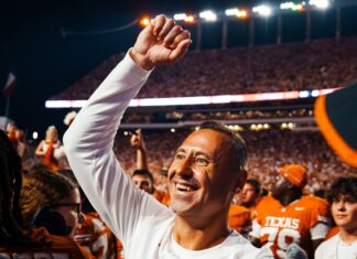 Texas rises to No. 1 in AP poll, Ohio State and Oregon tumble